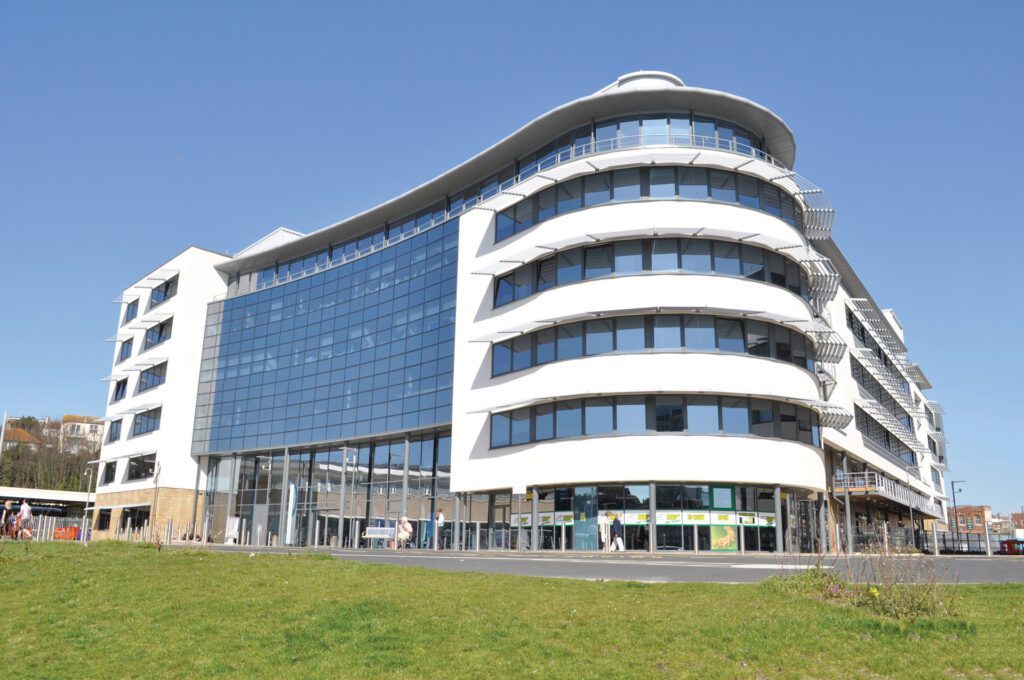 programme scolaire, Royaume-Uni, Angleterre, East Sussex College, études à l’étranger, immersion académique, école en Angleterre, séjour éducatif, seconde rétho, expédis, bourse, rétho, apprendre l’anglais, anglais, immersion linguistique, host family, formule confort, Information Planet, séjour linguistique, expérience britannique, vie étudiante en Angleterre, Eastbourne, Hastings, Lewes, college anglais, études post-16, international students